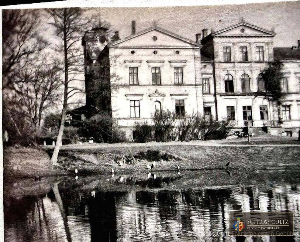 Dwór i wieża widziane przez staw