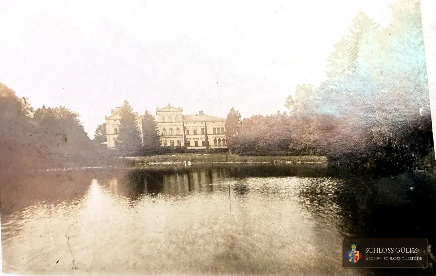 „Gültz 18. 4. 1919.” – widok przez staw dworski na stronę od parku – Archiwum Schloss Gültz