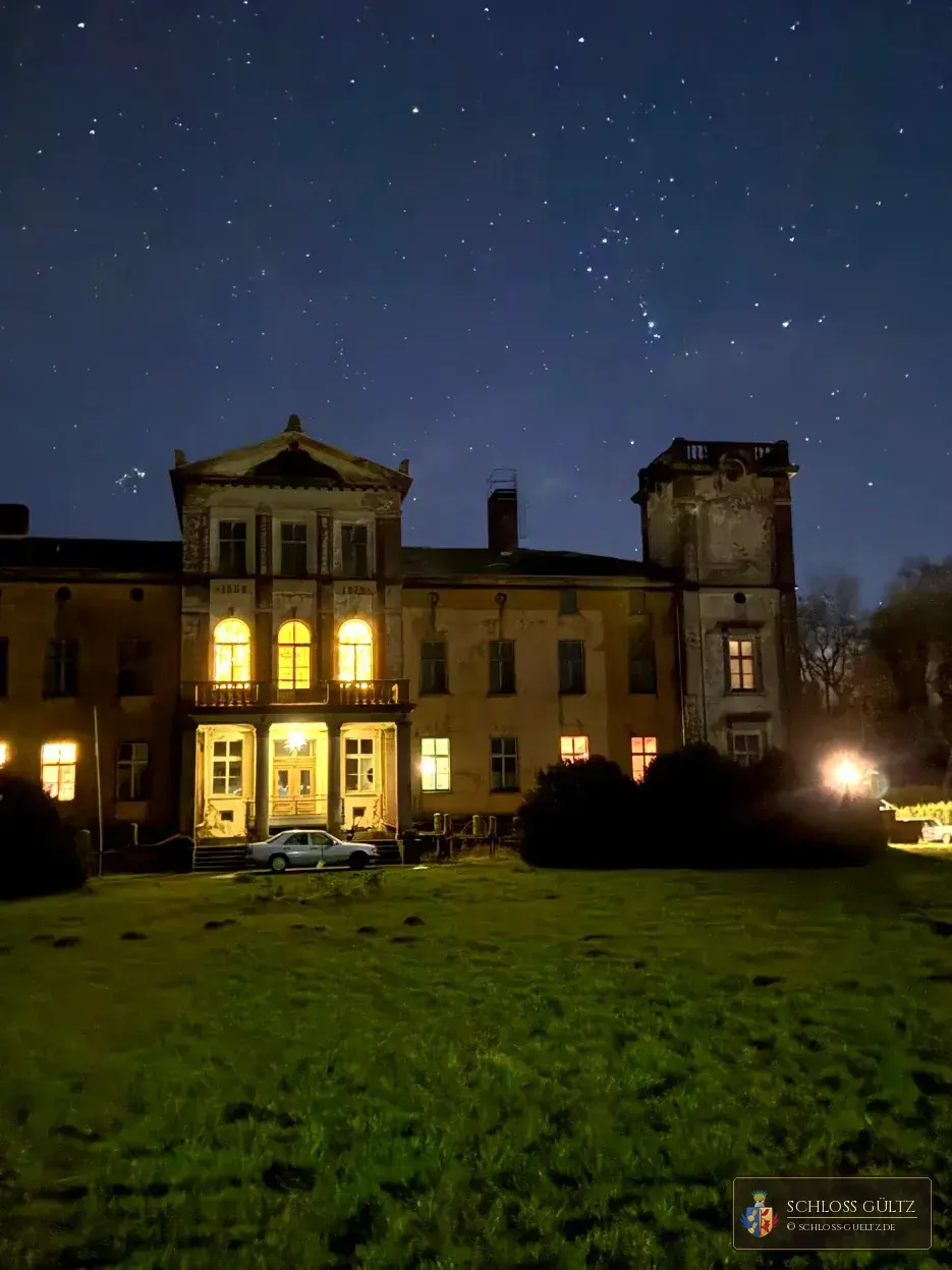 Schloss Gültz nocą pod rozgwieżdżonym niebem