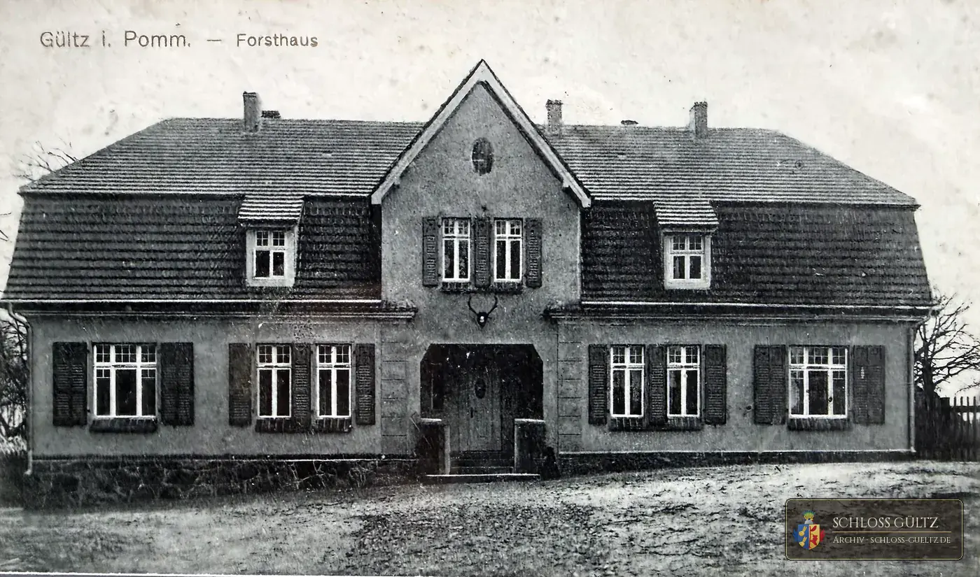 Pocztówka „Gültz i. Pomm. – Forsthaus” – dom z dachem mansardowym, poroże jelenia nad drzwiami