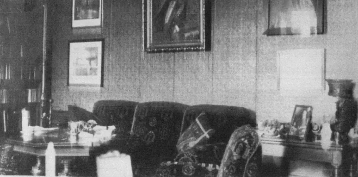 Drugi gabinet pana domu przed 1945 r. – biurko, książki, portrety przodków (kronika rodzinna)