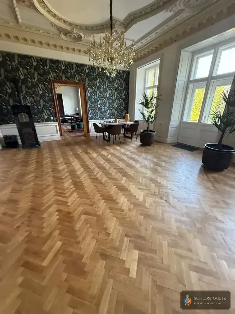 Salon z tapetą botaniczną