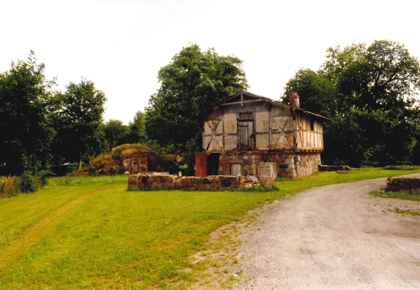 Inwentaryzacja zabytków 28.08.2001: kurnik w parku dworskim, po lewej lodownia