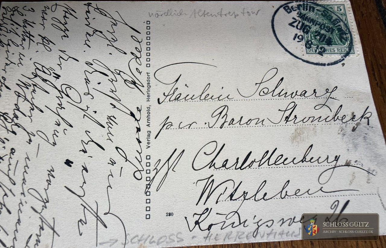 Strona adresowa pocztówki „Gültz, Pommern” (wydawnictwo Arnhold, Heringsdorf), stempel poczty kolejowej 19.8.1912, do panny Schwarz na adres barona Strombecka, Charlottenburg-Witzleben: „… pierwszy etap ‚wielkiej podróży’ … wypad do mojego kuzyna trzeciego stopnia w Wodarg …” – kolekcja Michaela Schneidera