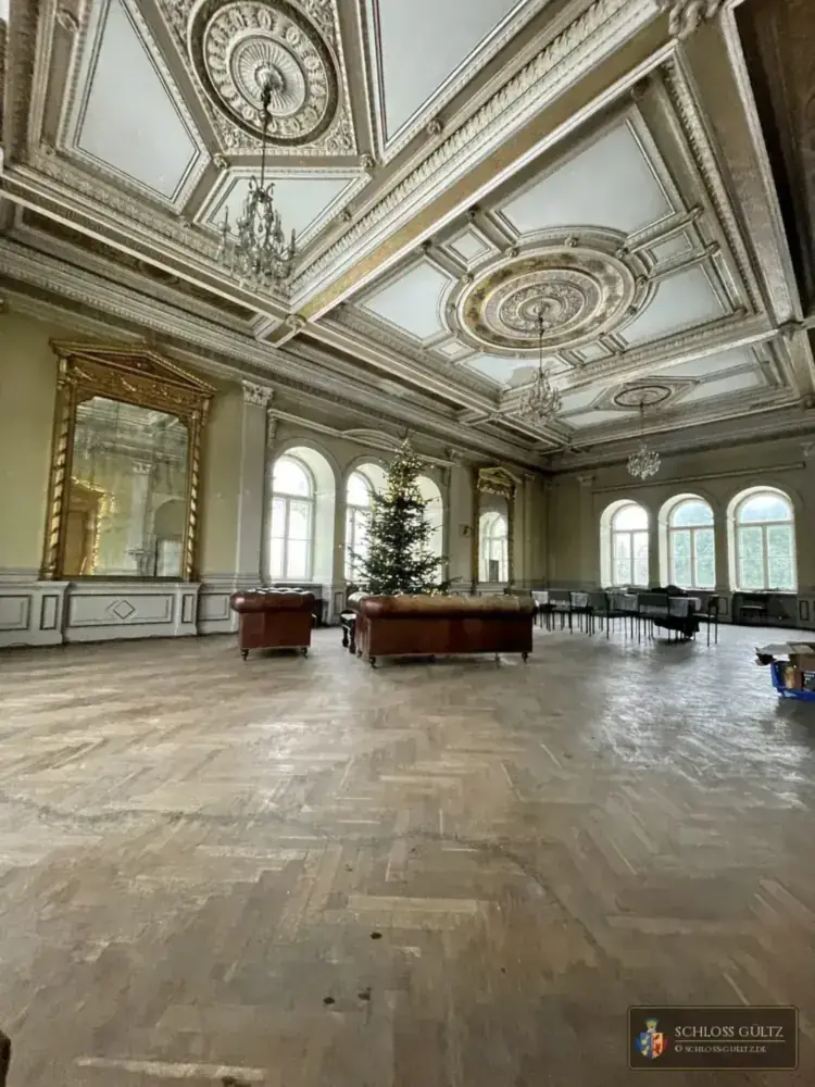 Spiegelsaal mit Tischbestuhlung für eine Veranstaltung vorbereitet