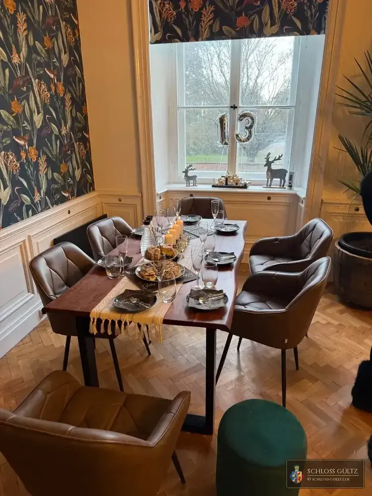 Jadalnia z botaniczną tapetą