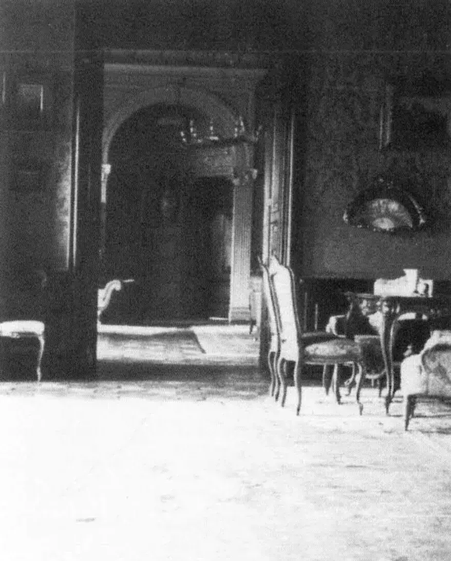 Widok z pokoju ogrodowego do Niebieskiego Salonu, przed 1945 r. (kronika rodzinna)