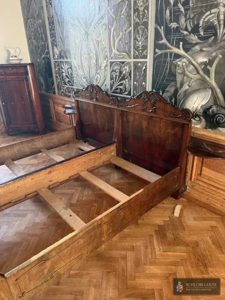 Historische Betten mit geschnitzten Kopfteilen beim Aufbau in der Freiherren-Suite