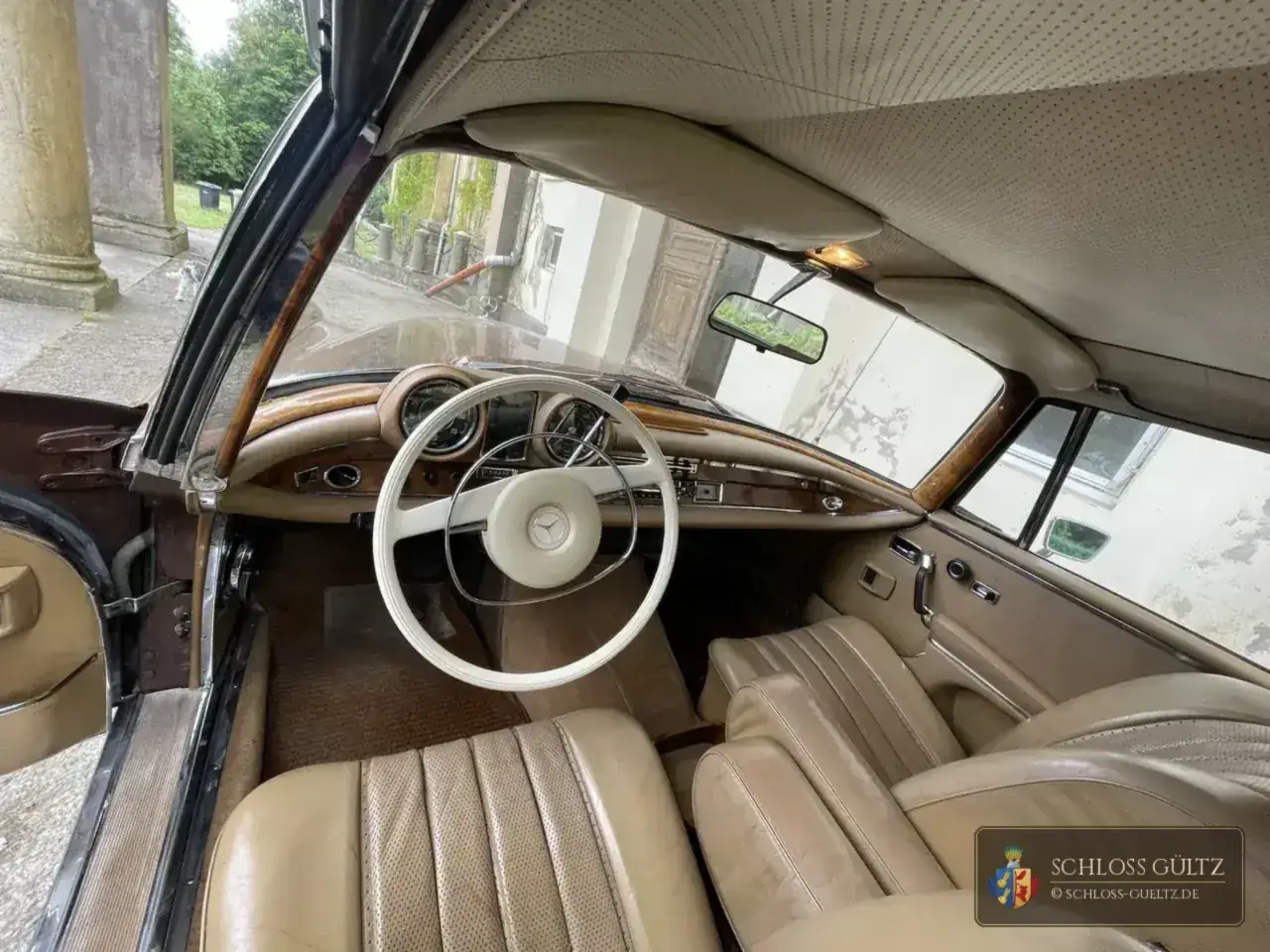Cockpit des Mercedes-Benz 300 SE Coupé: elfenbeinfarbenes Lenkrad, Wurzelholz, helles Leder