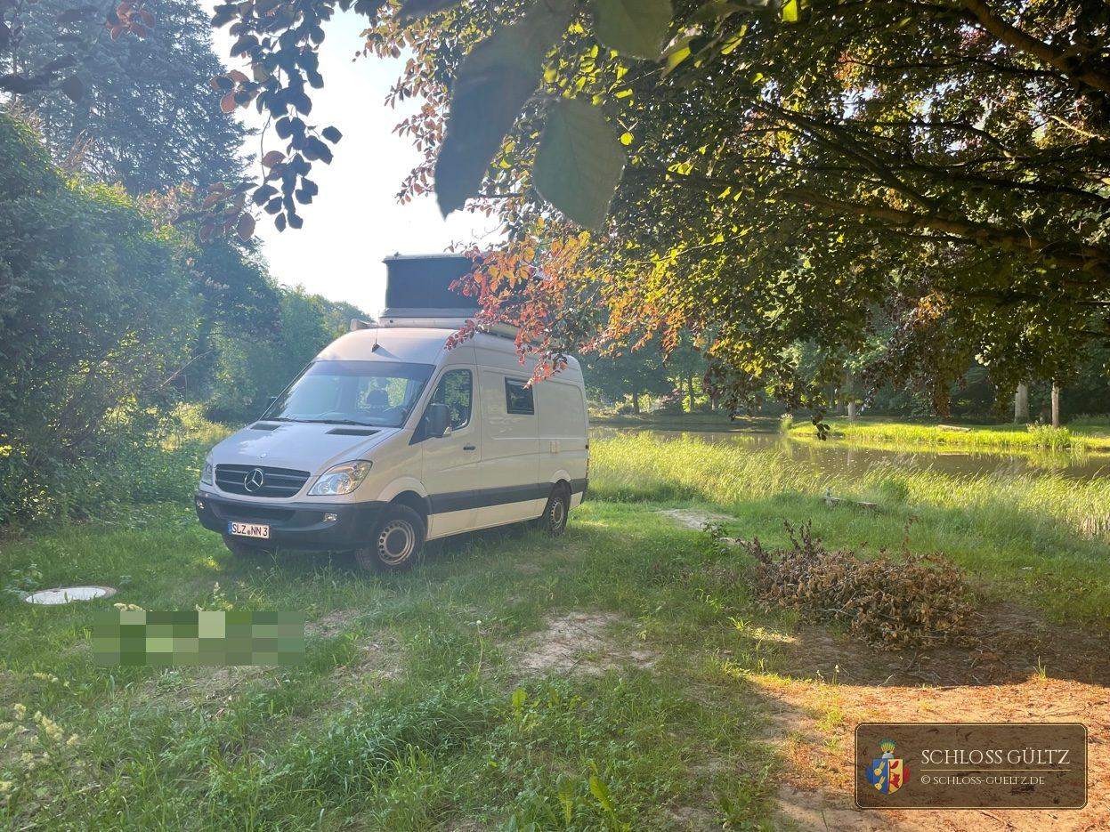 Kamper Mercedes Sprinter w parku Lenné w Schloss Gültz