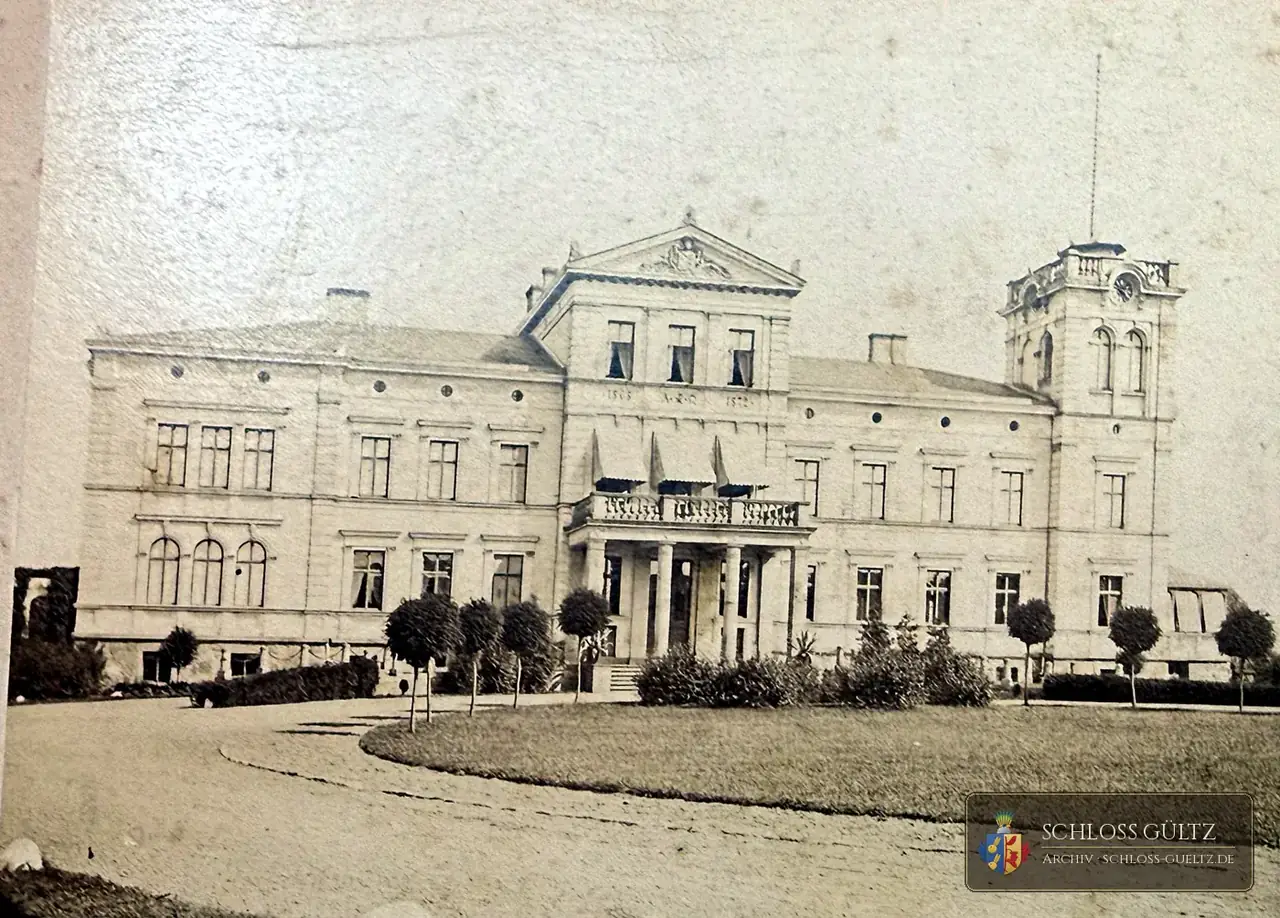 Wczesna fotografia gabinetowa strony od dziedzińca z portykiem i wieżą z zegarem, atelier „G. J. Junk”, Berlin, prawdopodobnie lata 70./80. XIX wieku – Archiwum Schloss Gültz
