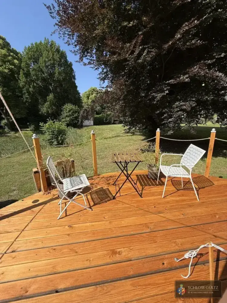 Miejsce do siedzenia na podeście z widokiem na park