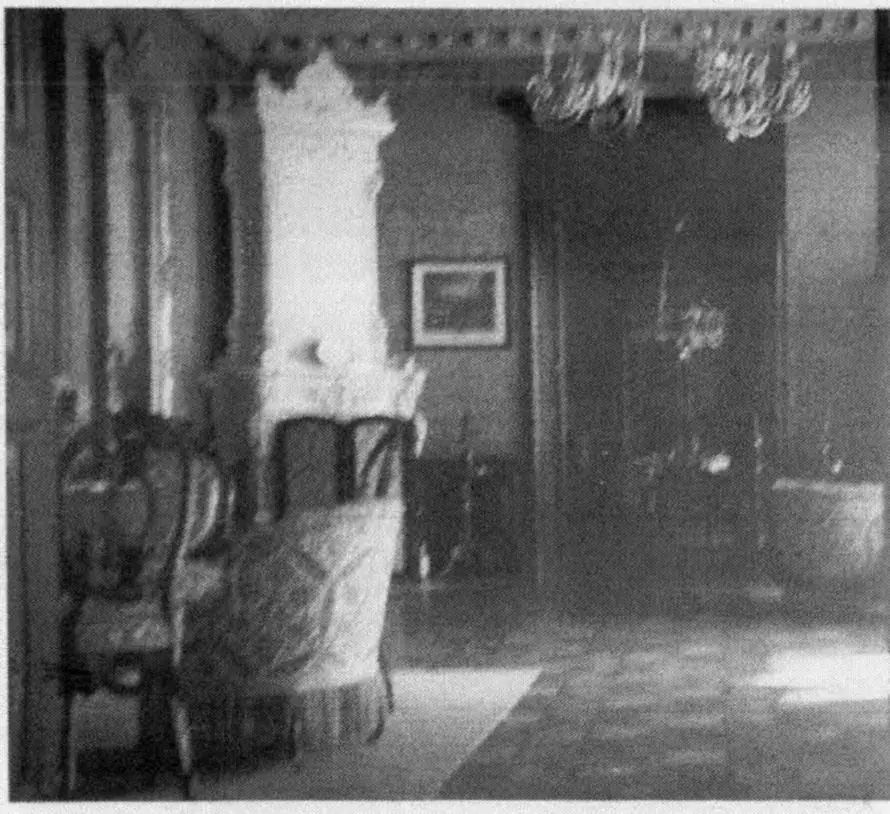 Pokój ogrodowy przed 1945 r. z białym piecem kaflowym (kronika rodzinna)