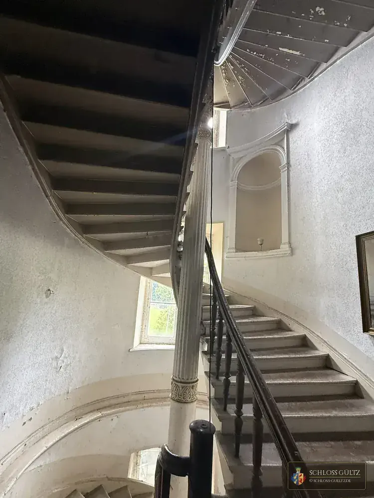 Historische Wendeltreppe im Treppenhaus zur Freiherren-Suite