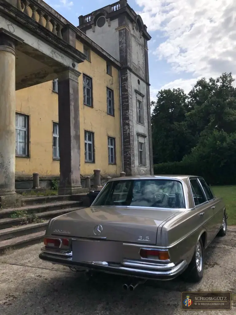 Mercedes-Benz 300 SEL 3.5 (W109) an der Freitreppe von Schloss Gültz
