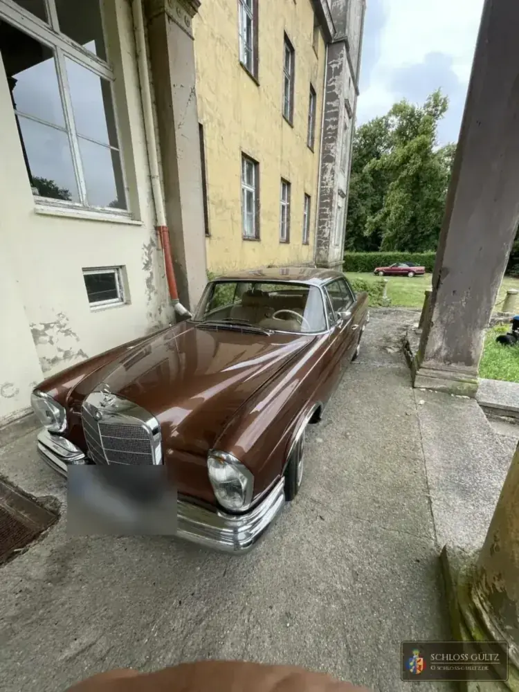 Mercedes-Benz 300 SE Coupé (W112) vor der Fassade von Schloss Gültz