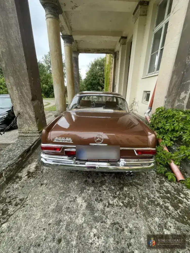 300 SE Coupé unter dem Säulenportikus von Schloss Gültz