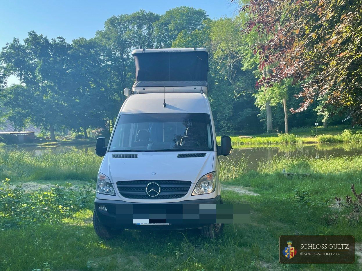 Kamper Mercedes Sprinter nad stawem dworskim w Gültz