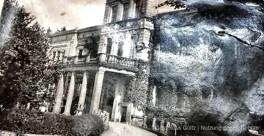 Einfahrt mit Kanonen