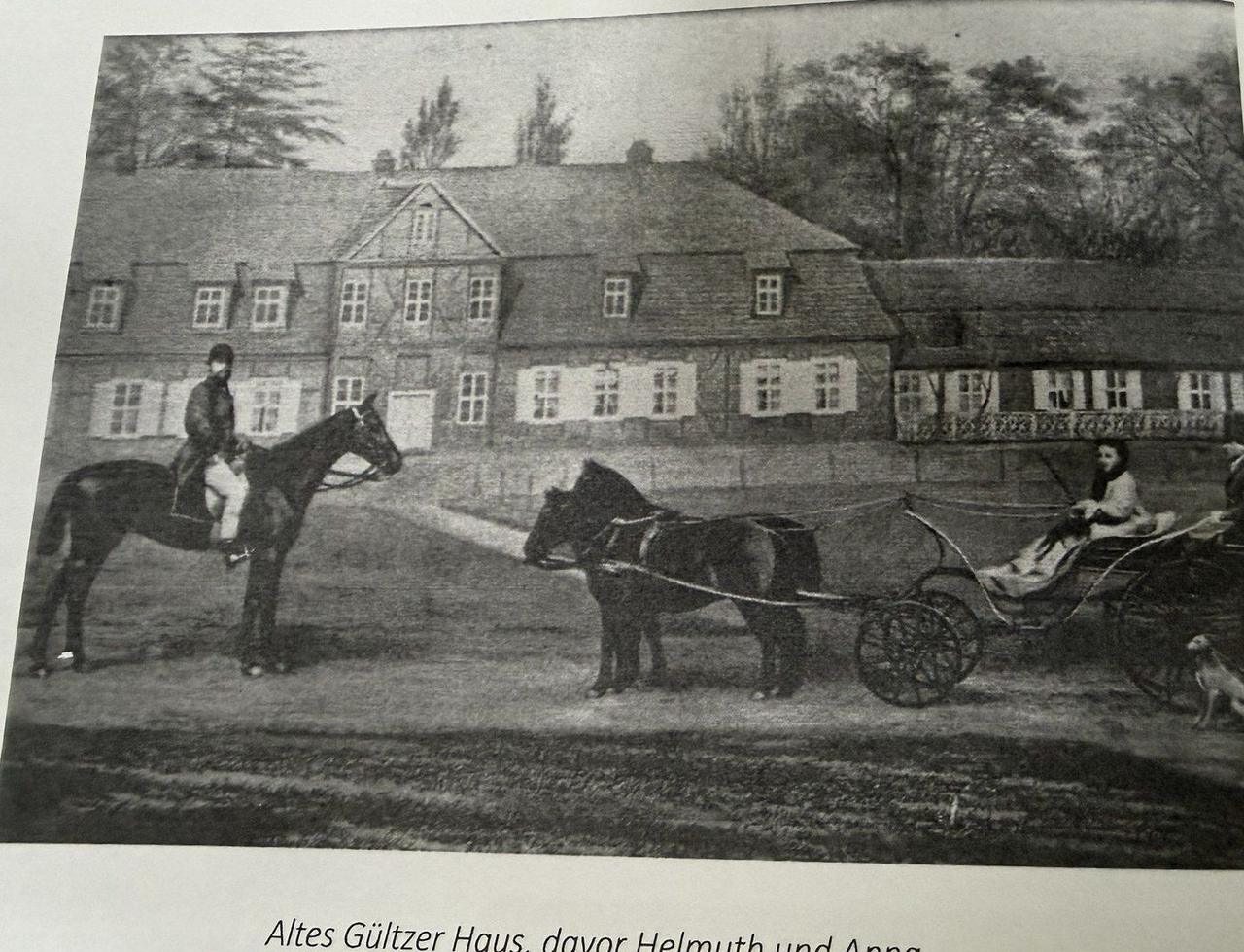 Das alte Gültzer Haus, Fachwerkbau, davor Helmuth und Anna von Maltzahn