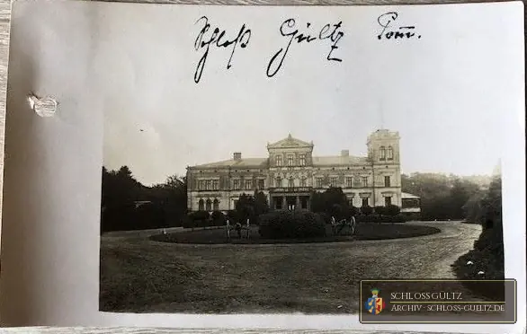 Fotokarte, handschriftlich beschriftet Schloss Gültz Pom.: Hofseite mit Rasenrondell und den beiden Kanonen
