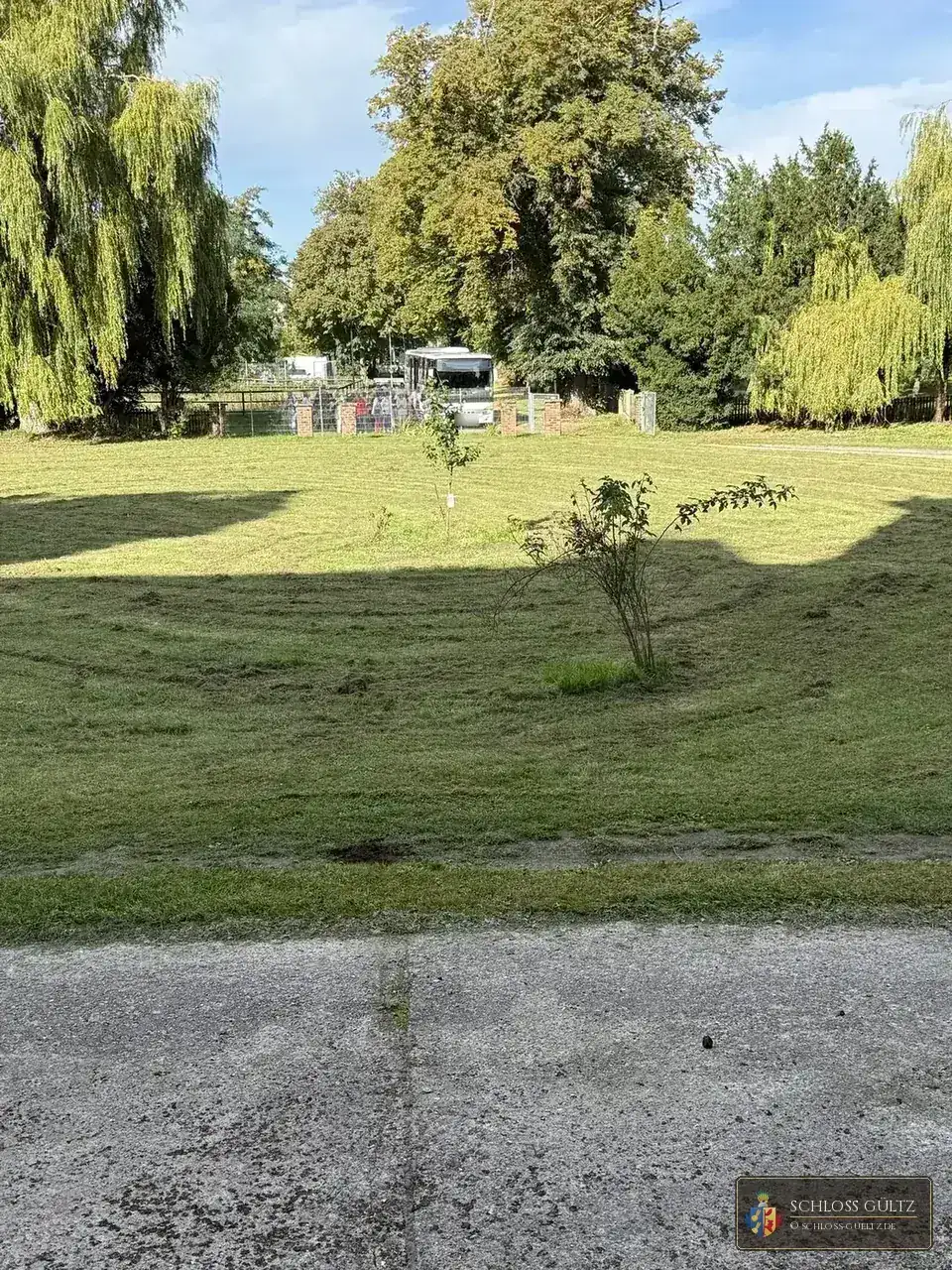 35 Gäste, ein Bus und ein Schloss im Herbstlicht
