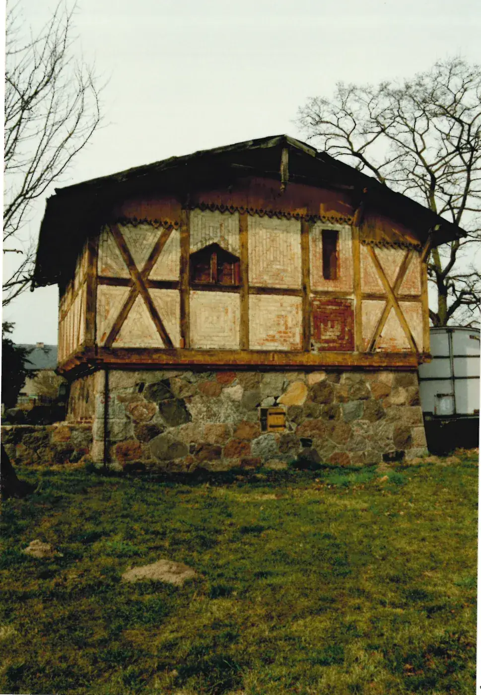 Geflügelstall der Gutsanlage Gültz im März 1995, Giebelseite mit Backstein-Ziermauerwerk und Zierschalung