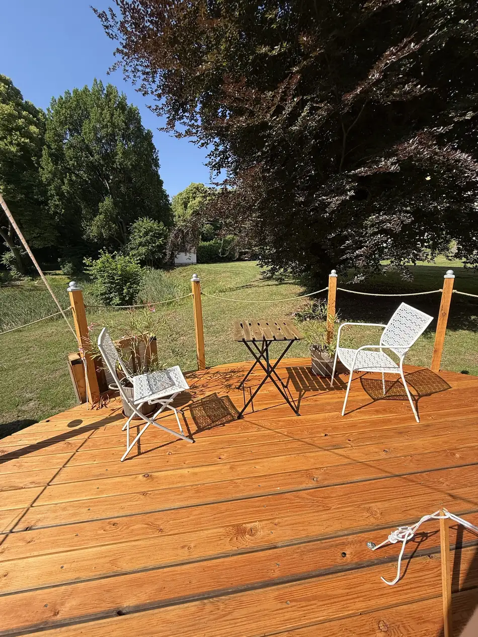 Sitzplatz auf dem Glamping-Podest mit Blick über den Lenné-Park