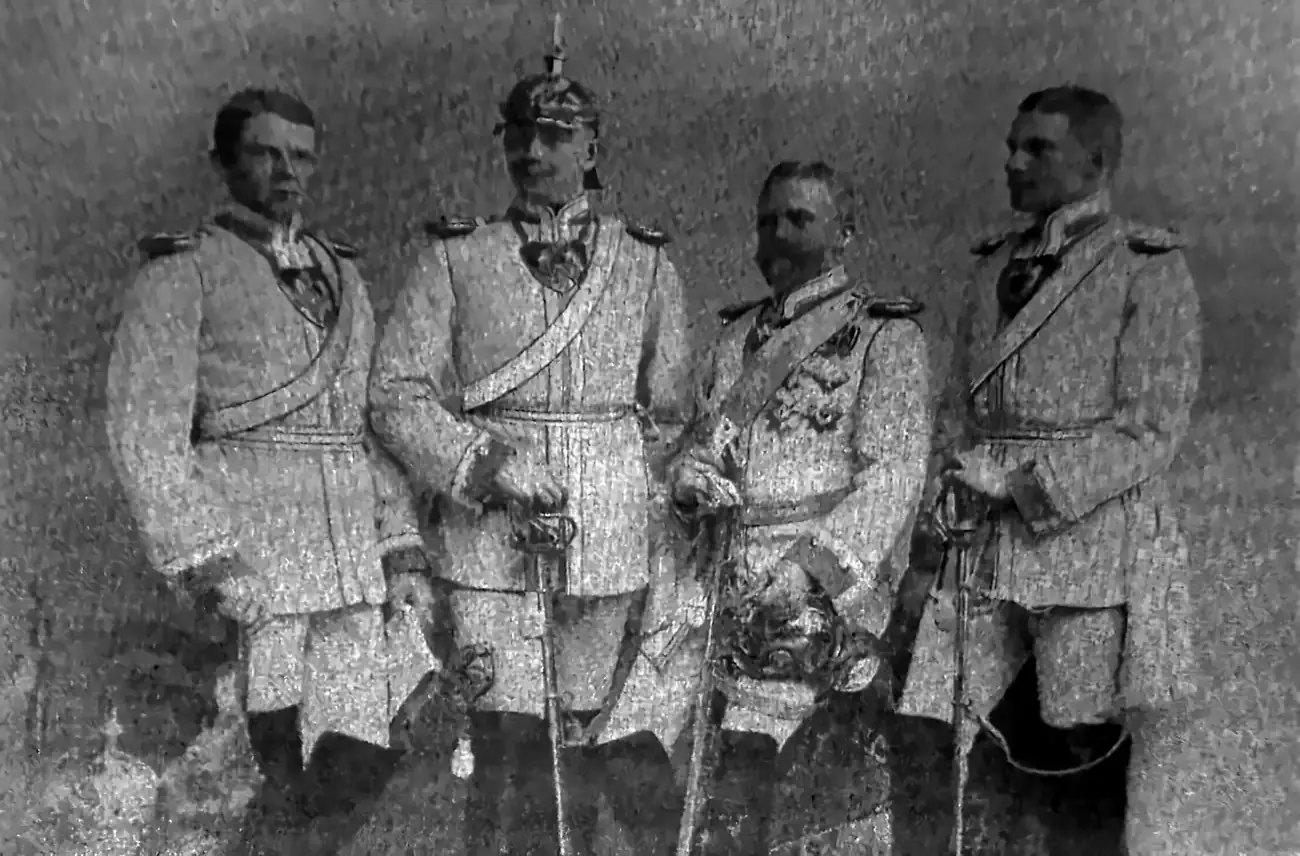 Vier Männer in weißen Kürassierkollern mit Bandelier und Pallasch nebeneinander stehend, der zweite von links mit Helm, der dritte mit Orden: Helmuth Freiherr von Maltzahn mit seinen Söhnen Gerhard, Axel und Helmuth
