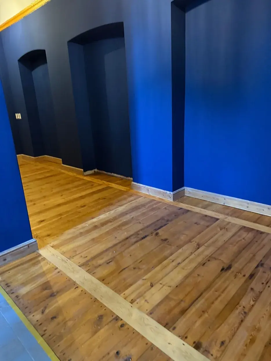 Korridor blauer Boden