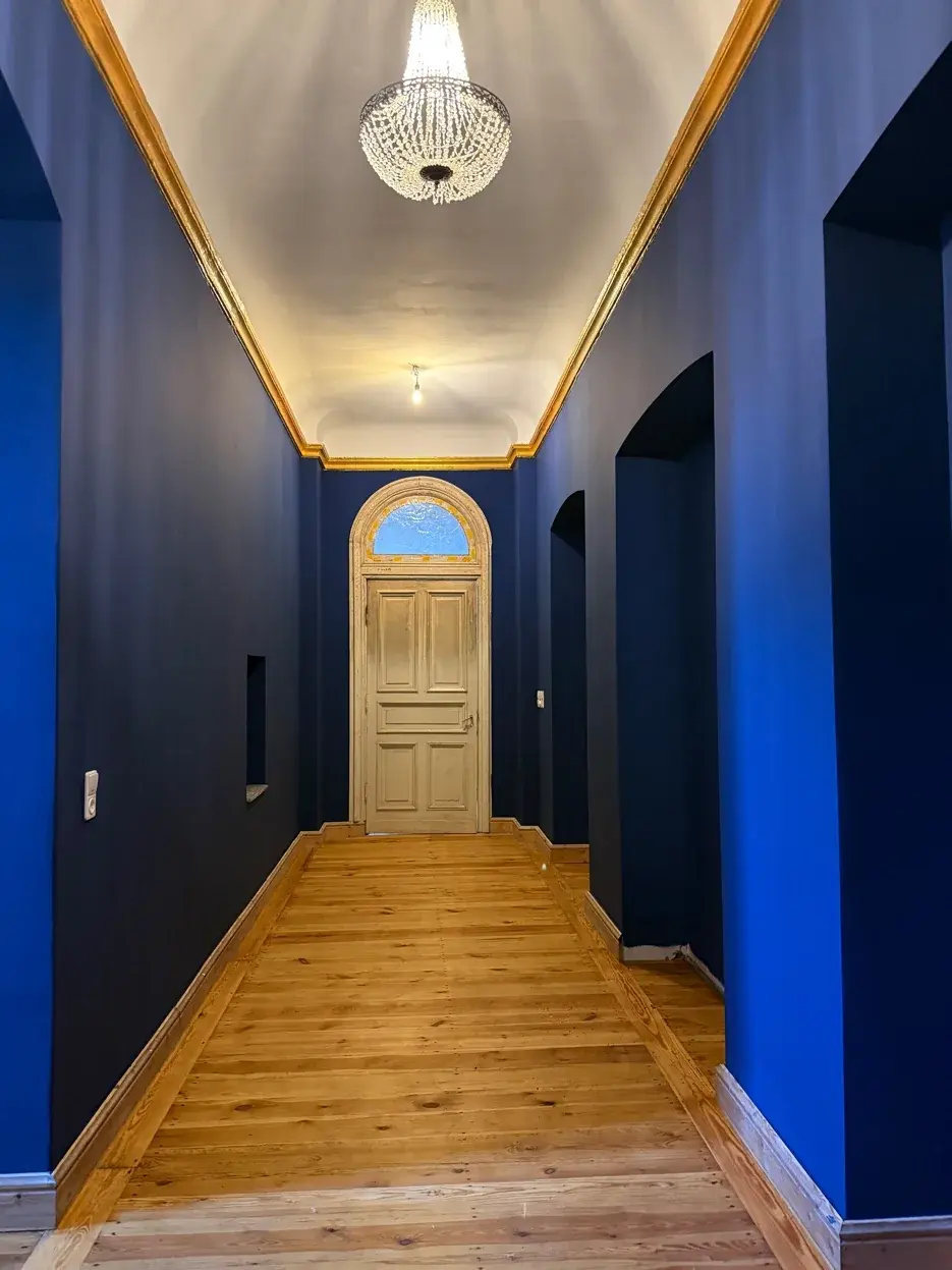 Korridor mit Kronleuchter