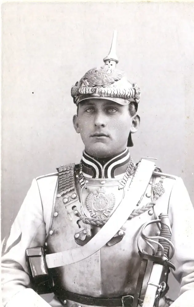 Atelierbildnis eines jungen Kürassiers mit Helm, weißem Koller, Kürass mit Adlerplatte, Schuppenketten, Bandelier und Pallasch