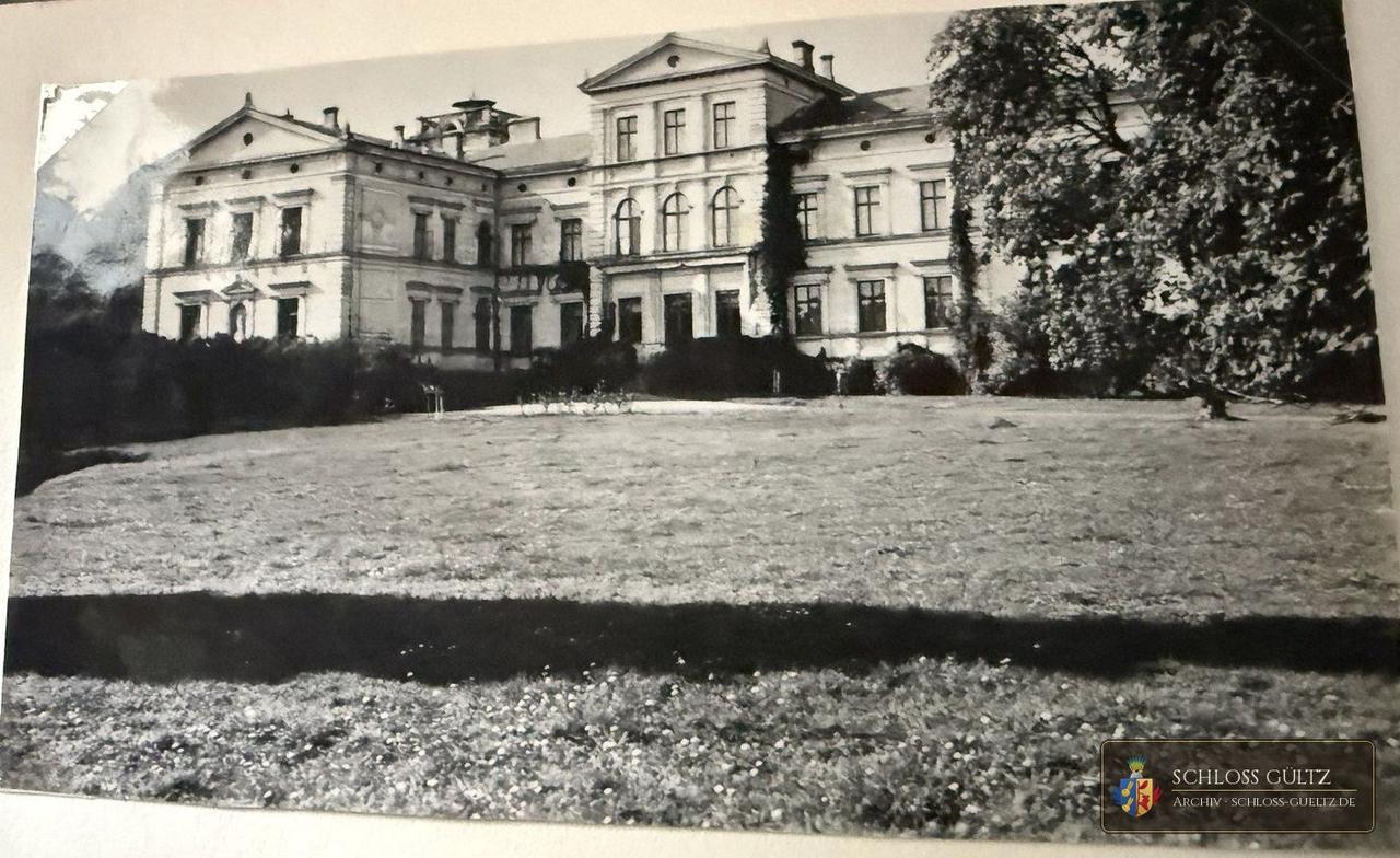 Parkseite mit Terrasse und Markisen – Familienarchiv, undatiert