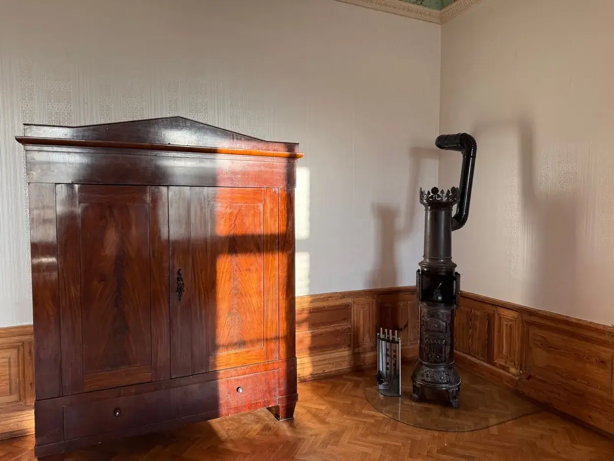 Historisches Zimmer Schrank und Ofen