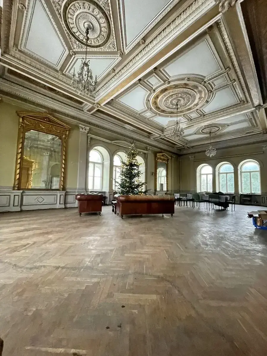 Spiegelsaal – himmelblauer Stuck mit Kristallleuchtern