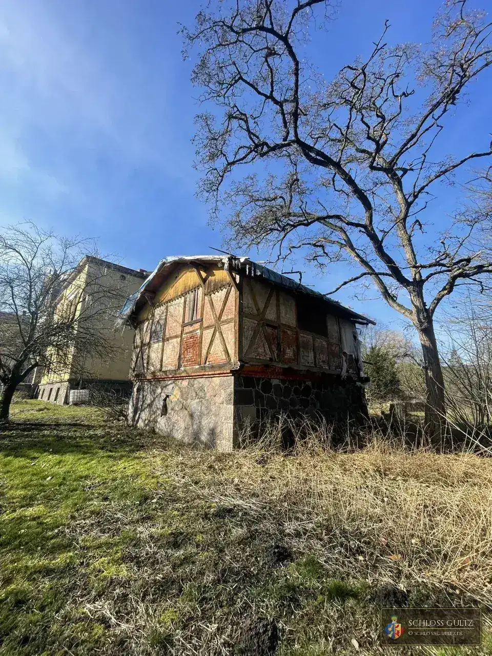 Das Jagd-Trophäenhaus neben dem Schloss – 1872 zur Ausstellung der Jagdtrophäen erbaut; Fachwerk auf Feldsteinsockel, Dach notgesichert