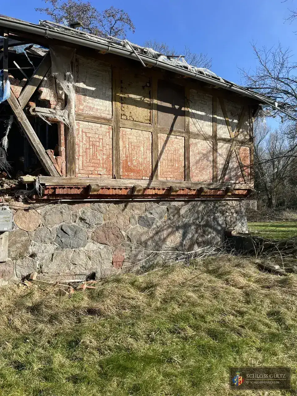 Jagd-Trophäenhaus – Ziermauerwerk der Gefache, Backsteinsims und Findlingssockel im Detail