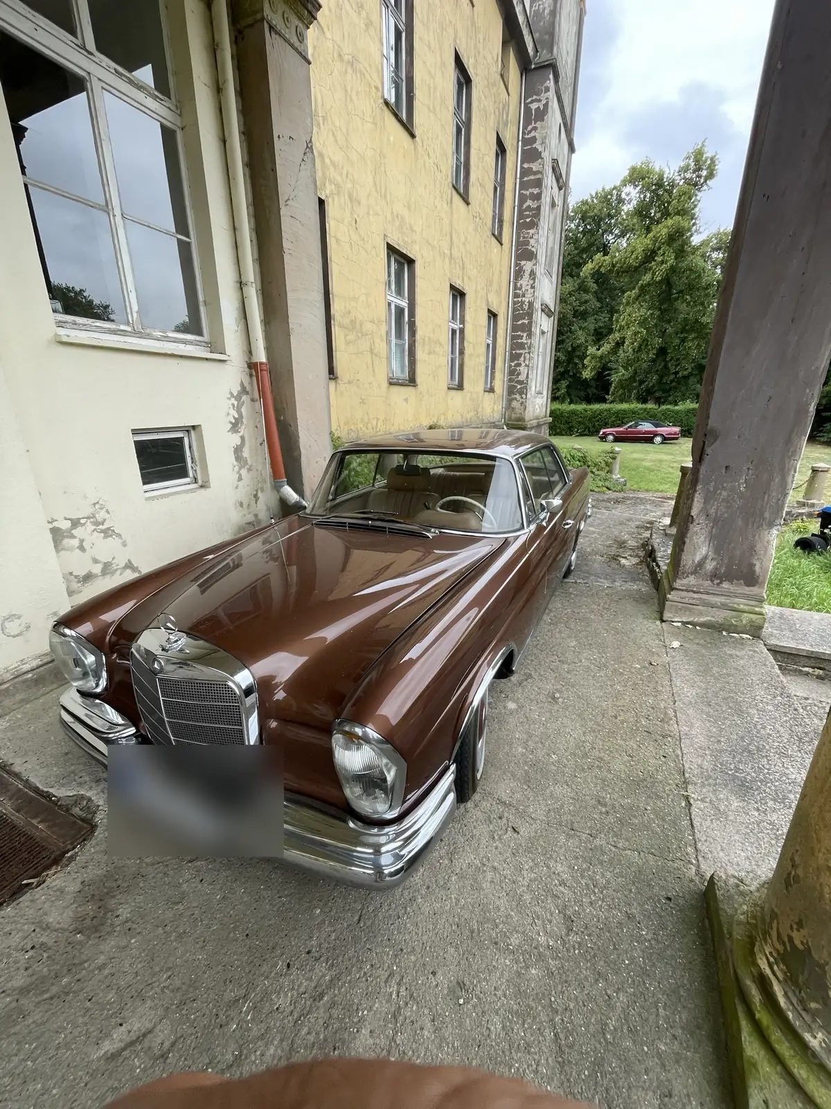 Mercedes-Benz 300 SE Coupé at Gültz Castle