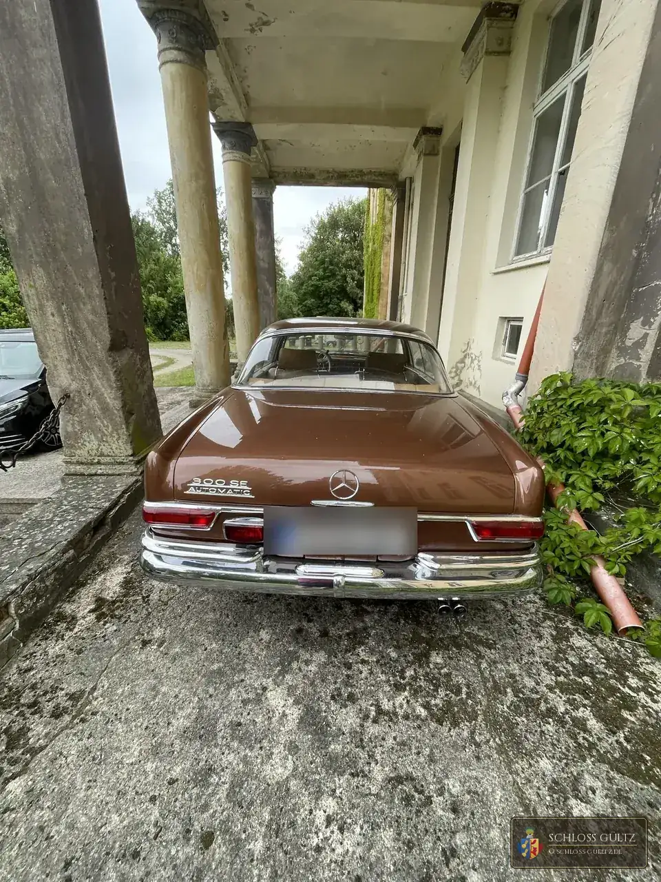 300 SE Coupé pod kolumnowym portykiem Schloss Gültz