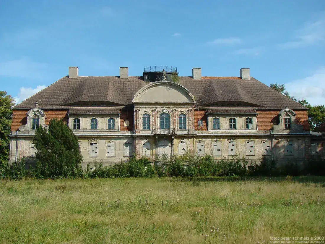 Gutshaus Tützpatz – późnobarokowy budynek tynkowany z mansardowym dachem czterospadowym