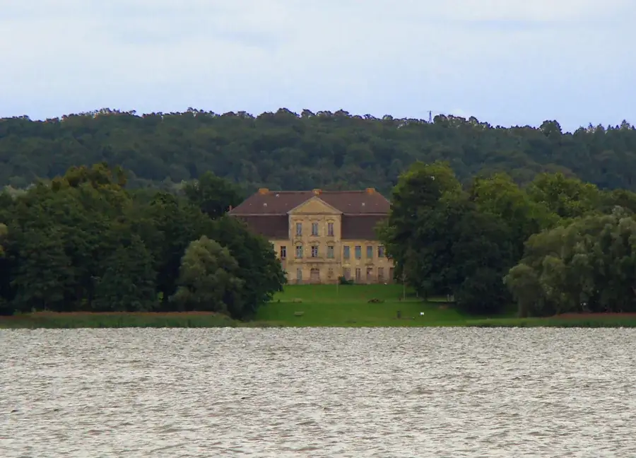 Schloss Kummerow – barokowy pałac rodu von Maltzahn, widok od strony jeziora
