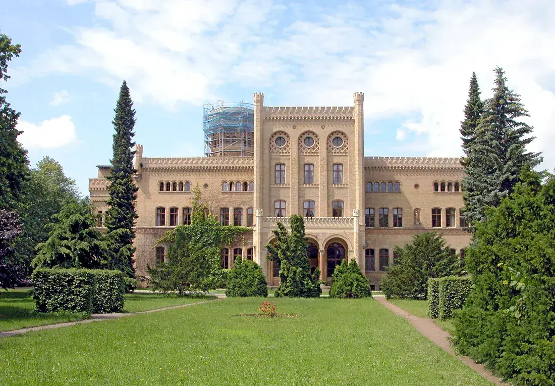 Schloss Neetzow – dwór w stylu angielskich rezydencji wiejskich z żółtą cegłą klinkierową