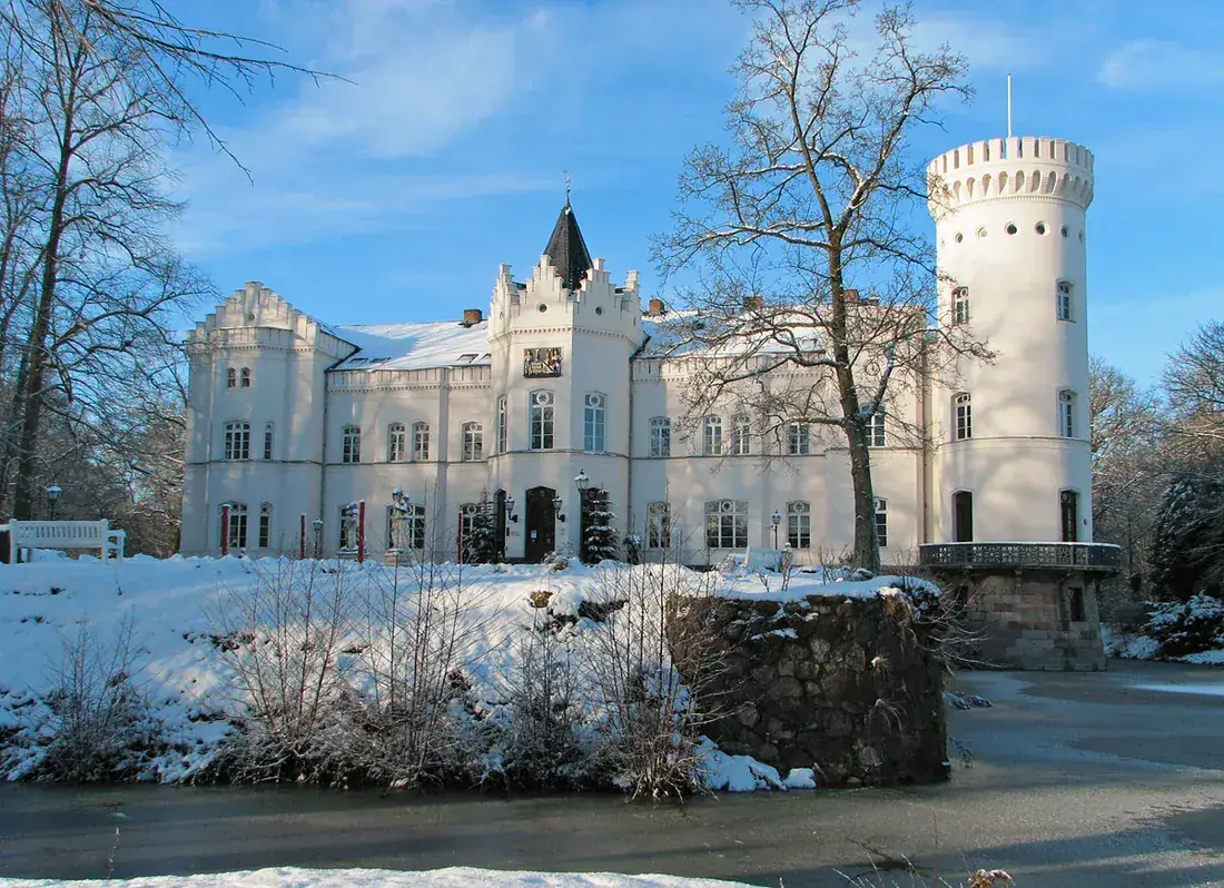 Schloss Schlemmin – neogotycki pałac Eduarda Knoblaucha zimą