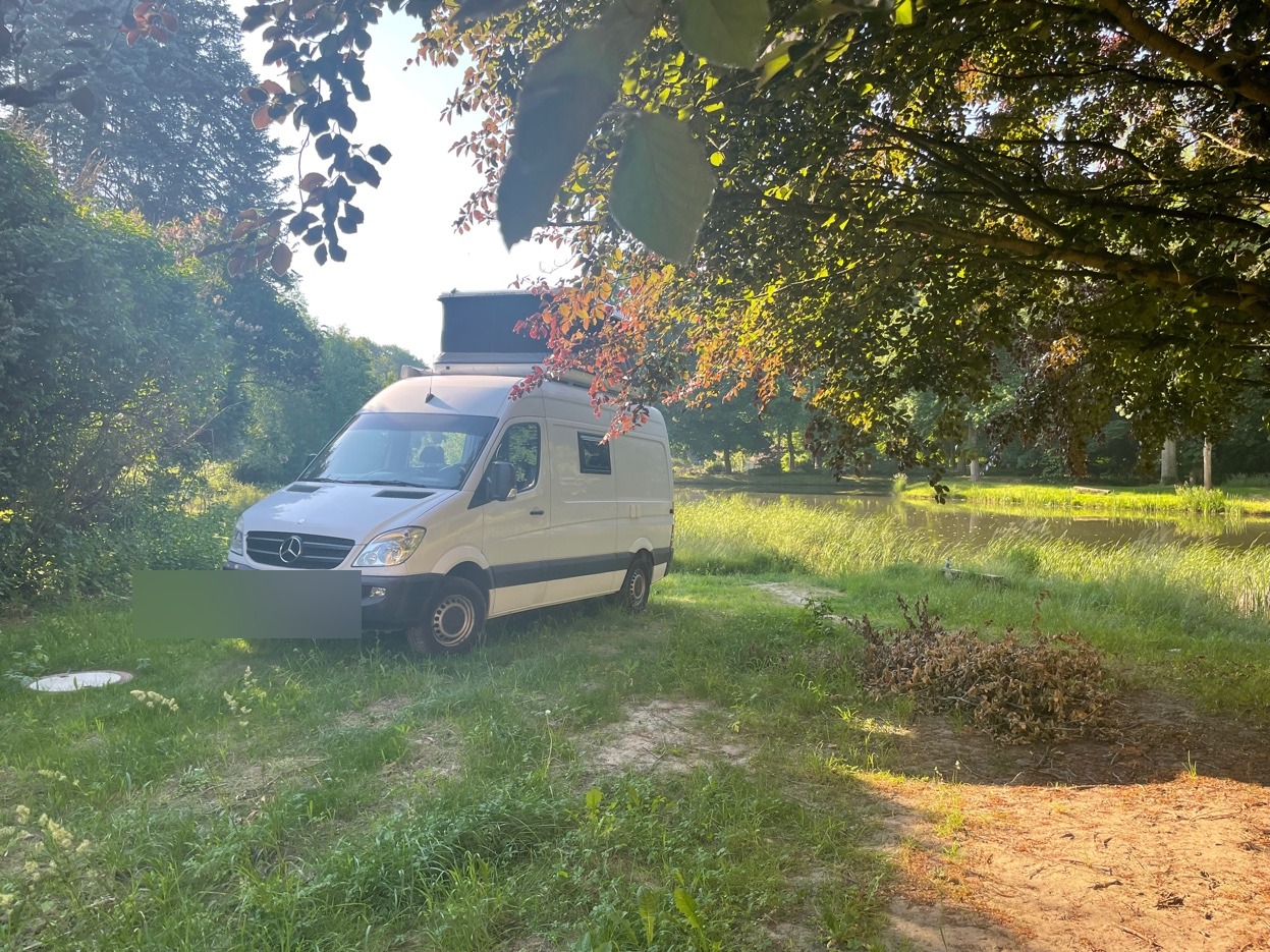 Mercedes Sprinter Wohnmobil im Schlosspark Gültz